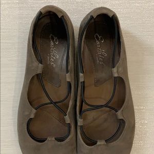 Earthies “Essen” suede flats size 9.5